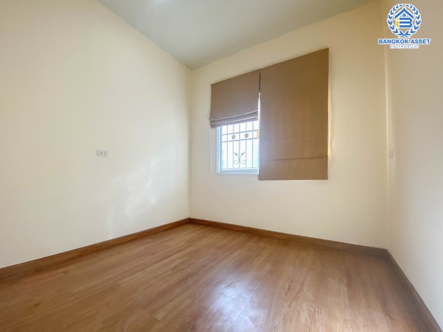 *****ทาวน์เฮ้าส์มือสองย่านนนทบุรี ม.โกลเด้นทาวน์ รัตนาธิเบศร์-สถานีรถไฟฟ้าบางพลู เนื้อที่ 19.2 ตร.ว. ฟังก์ชัน 4 ห้องนอน 2 ห้องน้ำ 1 ที่จอดรถ บนทำเลเดินทางสะดวก เชื่อมต่อถ.รัตนาธิเบศร์ เพียง 6 นาทีก็ถึงรถไฟฟ้าสายสีม่วง "สถานีบางพลู" จองเลย!